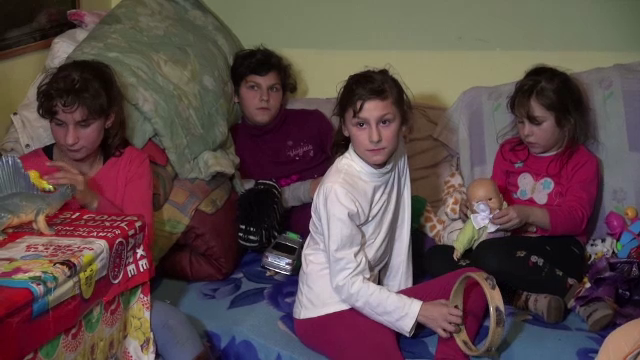 Mama le-a abadonat pentru un barbat cunoscut pe Facebook, iar tatal si bunica abia le cresc. Drama a 3 fetite din Baia Mare