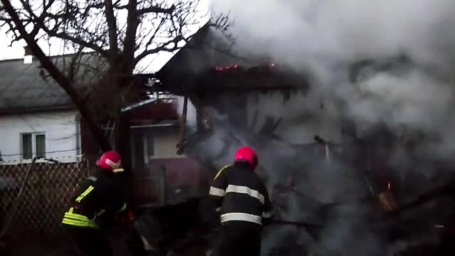 Incendiu intr-un sat din Suceava. Motivul pentru care pompierii s-au temut de o explozie devastatoare