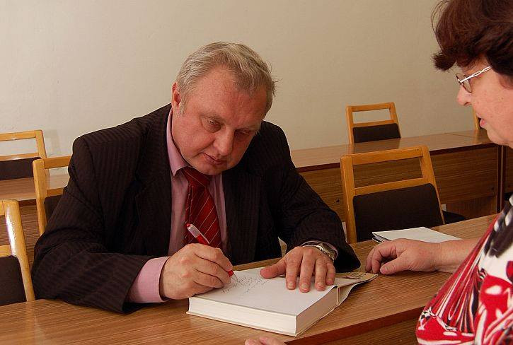 Europarlamentar comunist, arestat in vreme ce incerca sa scoata de la banca 350 de MILIOANE de euro cu acte false