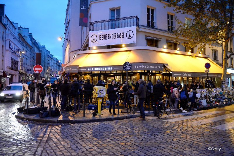 Cafeneaua in care au murit 5 oameni in timpul atentatelor din Paris a fost redeschisa. Mesajul emotionant al proprietarilor