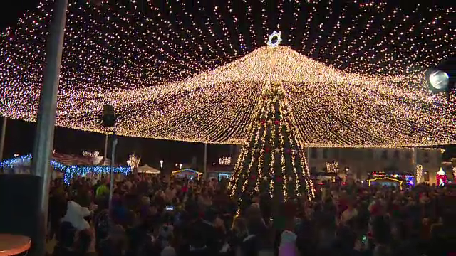 Atmosfera de basm intr-un oras din Romania. Decoratiunile care concureaza cu cele din vestul Europei