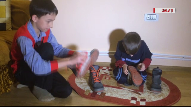 Magia sarbatorilor de iarna a inceput cu Mos Nicolae. Reactiile copiilor care au gasit si nuiele in ghetutele lustruite