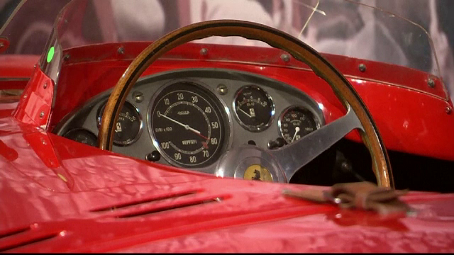 Zeci de masini de colectie, scoase la licitatie in New York. Cat costa vedeta expozitiei, un Ferrari din 1956