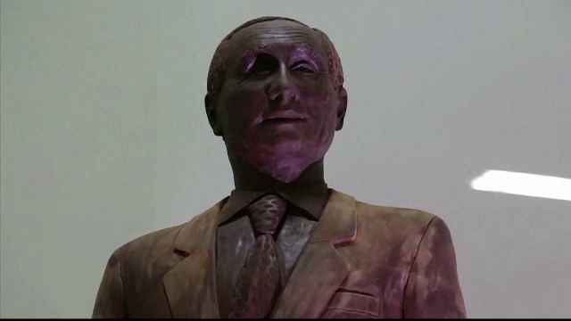 Putin si cainele sau, vedete la un festival din Sankt Petersburg. Un sculptor le-a ridicat o statuie din ciocolata