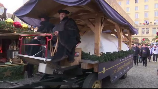 Cozonac demn de Cartea Recordurilor, plimbat pe strazile din Dresda. Prajitura gigantica cantareste 3 tone