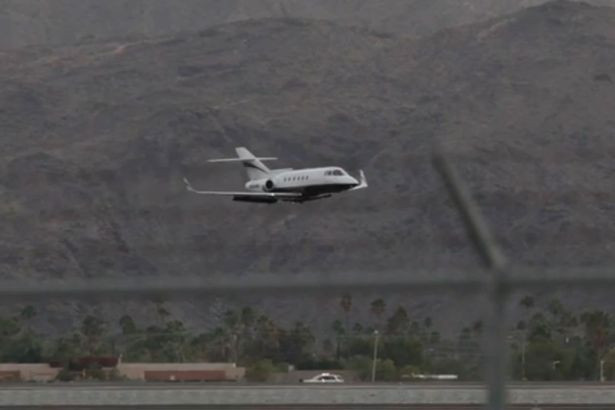 Momentul dramatic in care rotile unui avion se blocheaza la aterizare. Manevra spectaculoasa a pilotului