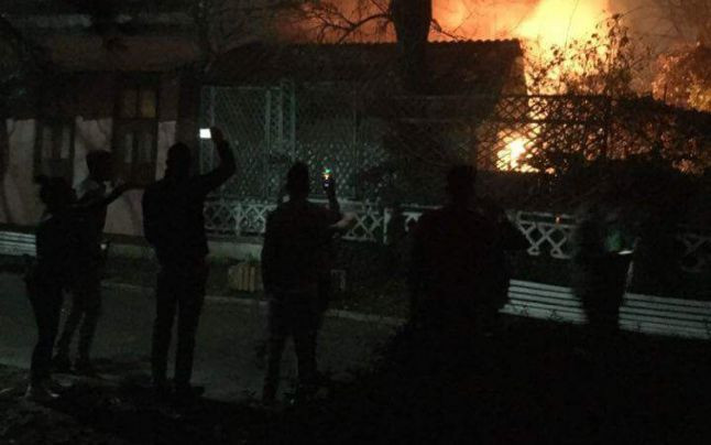 Incendiu la un club din Focsani. O anexa a cladirii a fost cuprinsa de flacari, in timp ce zeci de tineri petreceau. VIDEO