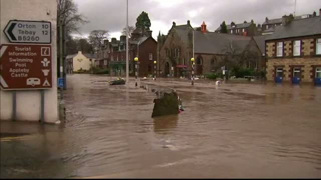 Inundatiile puternice au acoperit mai multe zone din Marea Britanie. Oamenii au fost salvati cu barcile din case