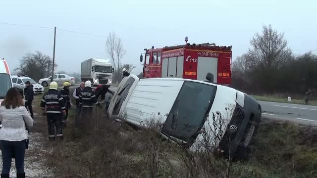 Trei americani si doi brazilieni, la un pas de moarte in Romania. Microbuzul in care se aflau s-a rasturnat intr-un sant