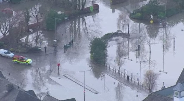 60.000 de locuinte fara curent electric, dupa furtuna care a provocat inundatii grave in Anglia si Scotia