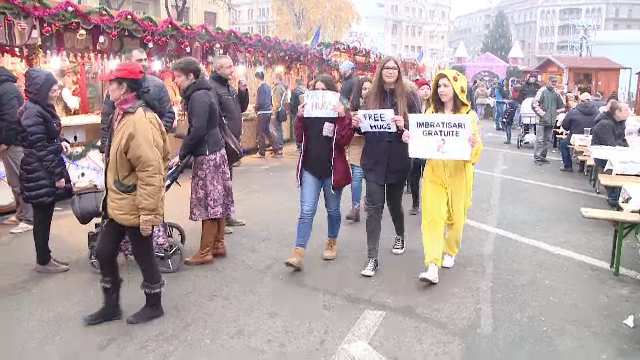 Ideea unor tineri de a aduce zambetul pe chipul timisorenilor. Imbratisarile gratuite au inseninat ziua localnicilor