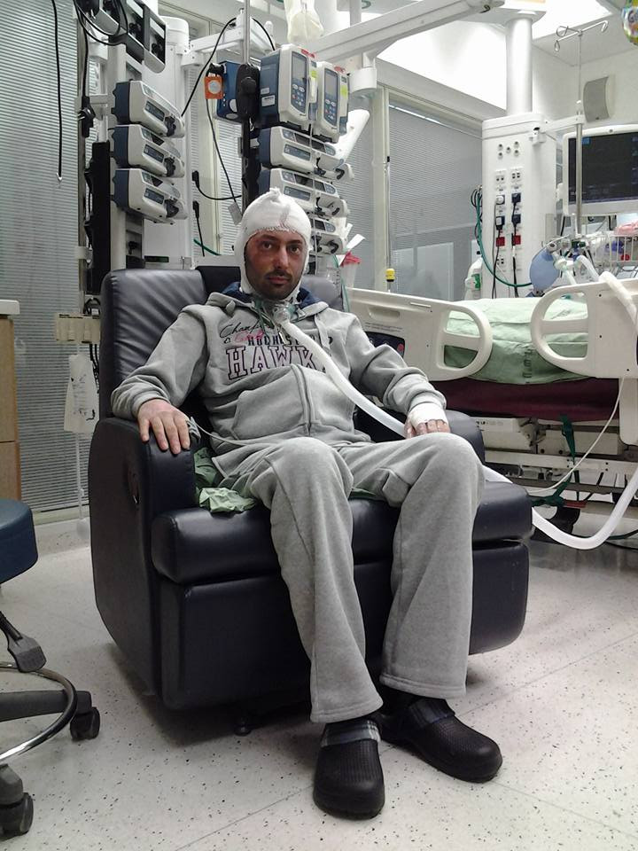 Unul dintre tinerii raniti grav in Colectiv este acum in afara oricarui pericol. "Vorbeste, merge si a inceput recuperarea"