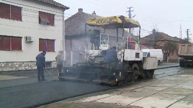 Asfaltare pe ploaie si temperaturi scazute, la Arad. Oamenii se plang ca gropile au reaparut dupa cateva zile