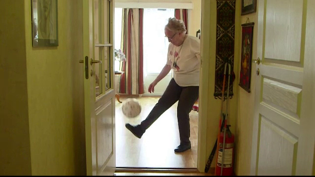 O batrana de 90 de ani din Norvegia le da lectii fotbalistilor. Imaginile in care jongleaza cu mingea au ajuns virale