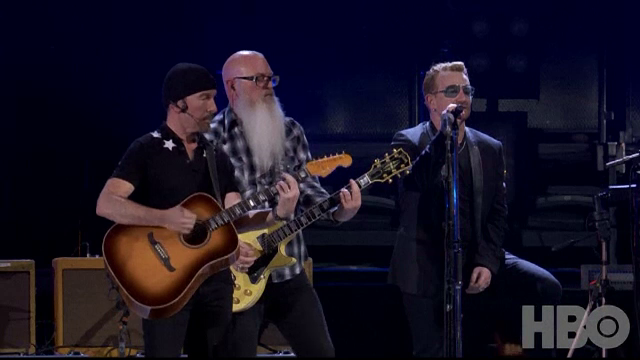 Eagles of Death Metal, revenire emotionanta pe scena din Paris dupa atacul din 13 noiembrie. Piesa cantata alaturi de Bono