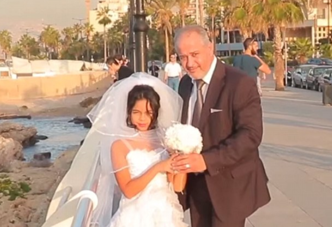 "Este a ta? Felicitari!" Cum reactioneaza libanezii cand vad pe strada o fetita de 12 ani maritata cu un barbat de 60 de ani