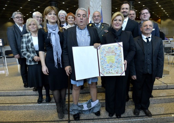 I-au cazut pantalonii chiar in timp ce era premiat de presedinta Croatiei. Momentul stanjenitor, surprins de camere