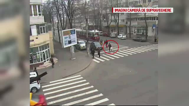 A traversat pe "rosu" si a fost lovita in plin de o masina. Femeia de 75 de ani a ajuns la spital cu piciorul rupt. VIDEO