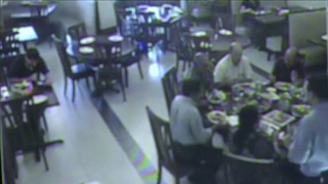A apasat pe acceleratie in loc de frana si a "parcat" intr-un restaurant. Momentul, surprins pe camera de supraveghere