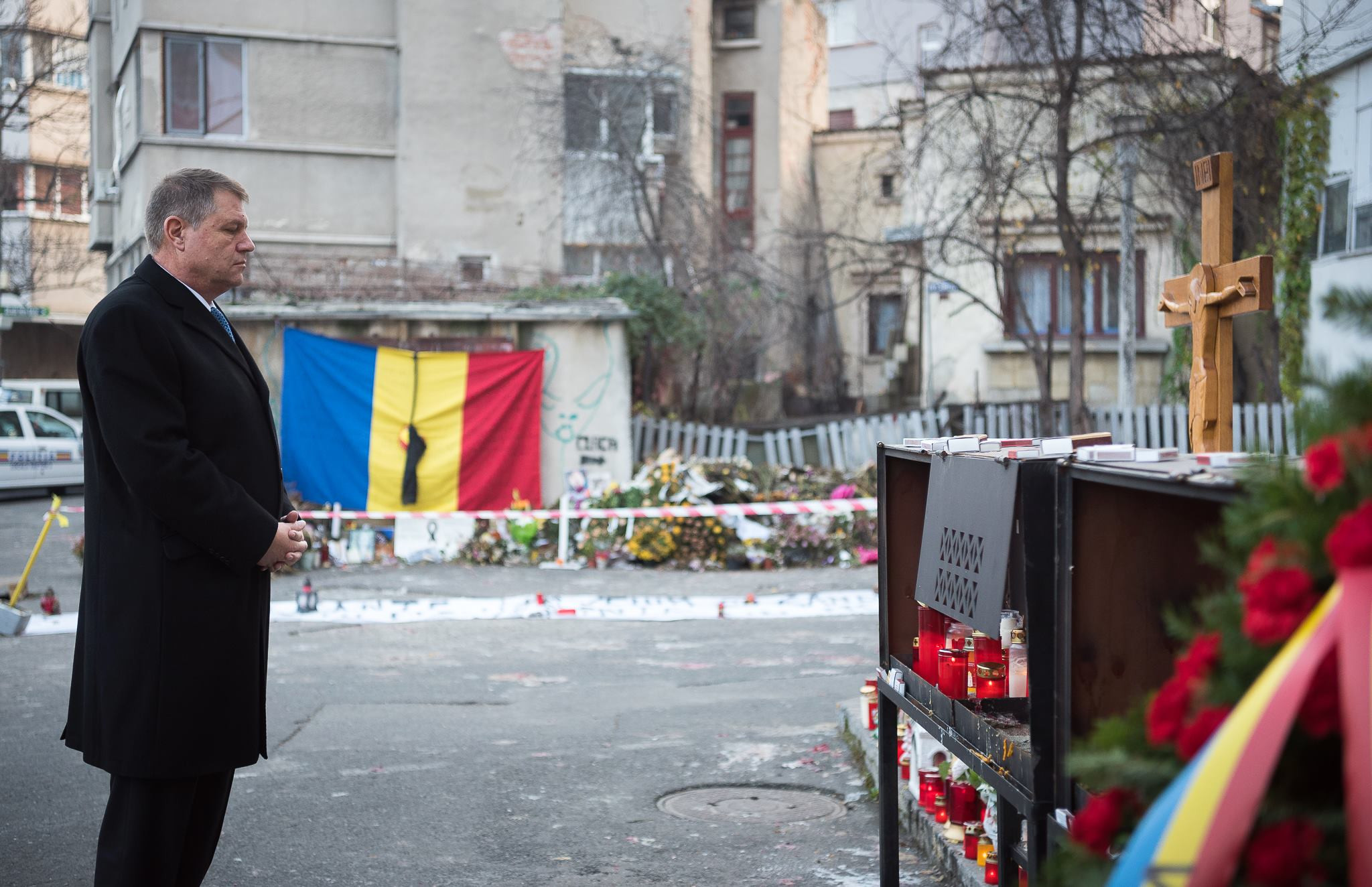 40 de zile de la Colectiv. Klaus Iohannis a mers la locul tragediei: "Vreau sa indreptam ce nu functioneaza corect"