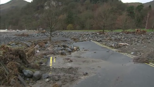 Peisaj dezolant in nord-vestul Angliei dupa inundatii. Drumuri blocate, localitati fara electricitate si alunecari de teren