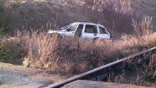 Trei morti, dupa ce masina in care se aflau a fost lovita de tren. Soferul ar fi incercat sa ocoleasca bariera de semnalizare