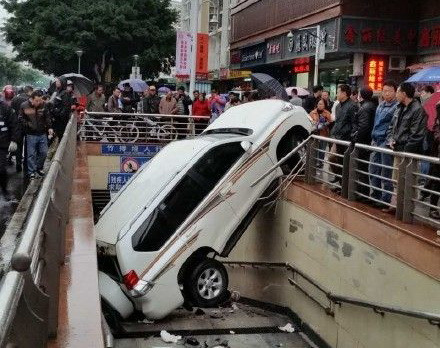 Neatentie uriasa la volan. O soferita a ajuns cu masina intr-o intrare de metrou dupa ce a pierdut controlul. FOTO