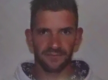 Un roman este acuzat ca a injunghiat un italian. Victima a reusit sa scrie pe capota masinii numele atacatorului sau