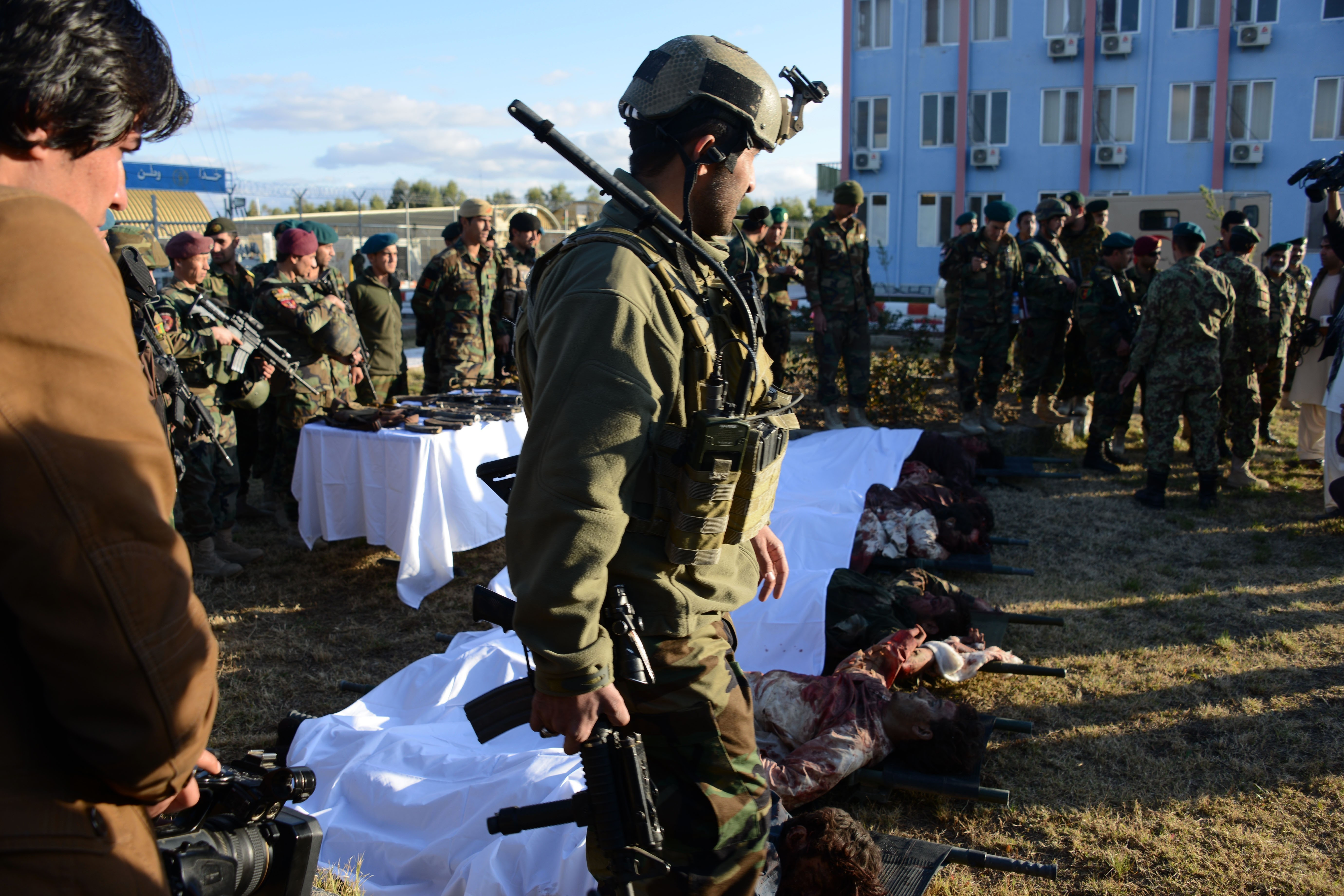 Cel putin 60 de morti si 37 de raniti in asediul asupra aeroportului din Kandahar. Atacatorii au fost ucisi