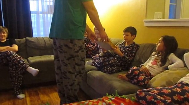 Copiii au izbucnit in lacrimi cand si-au vazut cadoul de Craciun. Ce se afla in cutia primita de la parinti