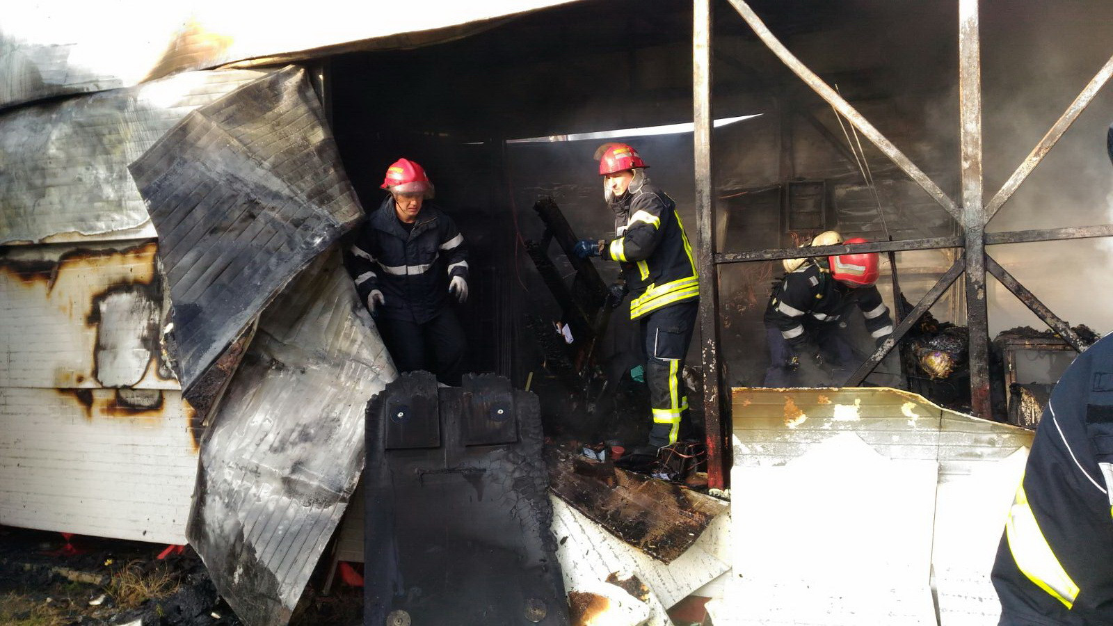 Incendiu puternic la Muzeul Culturii Romilor, din Capitala. Pompierii au intervenit cu cinci autospeciale