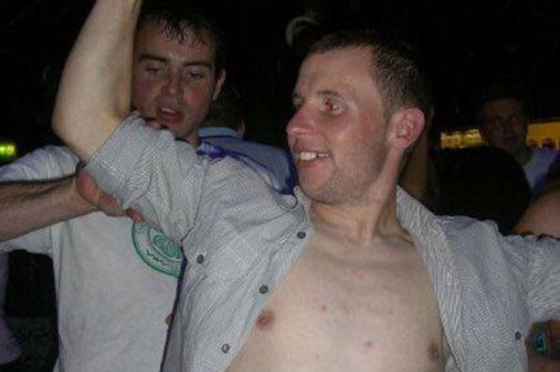 Nu-si mai suporta corpul firav, asa ca si-a schimbat complet stilul de viata. In doar 4 luni, a ajuns sa fie poreclit "Hulk"