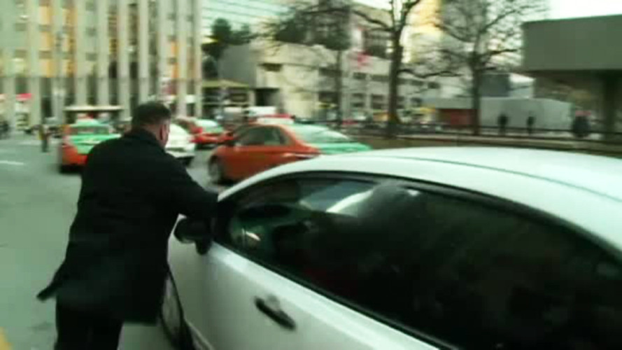 Un sofer a fost tarat pe asfalt de o masina Uber, in timpul unui protest al taximetristilor, “A fost infricosator”. VIDEO