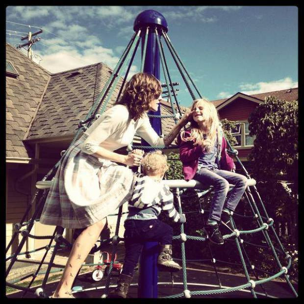 "Mama si fiu, cautam o familie care sa ne adopte de Craciun". Raspunsurile superbe primite de aceasta femeie