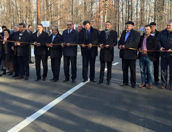 Imaginea zilei: 9 taietori de panglica la 23 de kilometri de drum. Care este proiectul inaugurat cu atata fast