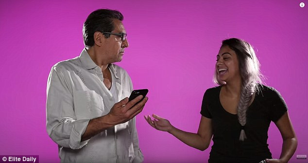 Experiment social. Cum reactioneaza un grup de tați, lasati sa citeasca mesajele private ale fiicelor lor