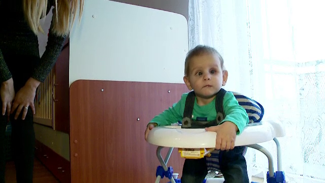 Dragos, copilul condamnat la orbire, va fi operat in SUA. Suma adunata din donatii prin SMS in doar 24 de ore