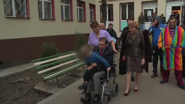 "Cumparatorul de influenta" a mai amanat o zi intalnirea cu procurorii DNA. Printul Paul a iesit din spital cu fiul in brate