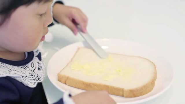 Cadouri amuzante de Craciun: cana care ascunde prajitura si cutitul cu incalzire. Cat si-au propus romanii sa dea pe cadouri