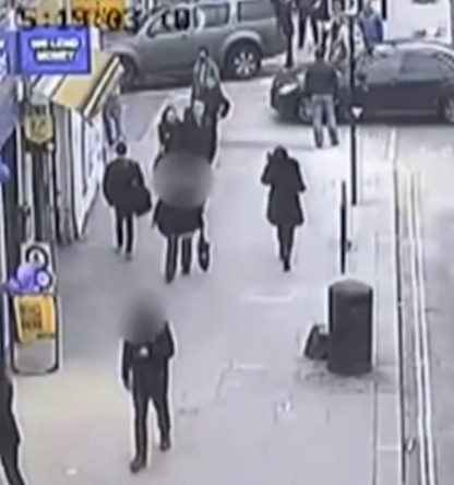 Acoperisul unei cladiri din Londra s-a prabusit pe un bulevard plin de pietoni. Ce s-a intamplat. VIDEO