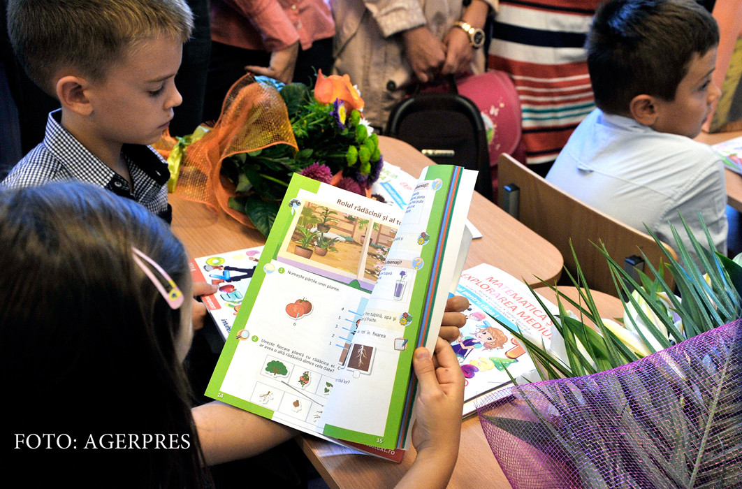 Tinerii care vor sa dea restart educatiei. "Intrebam daca au copiii manuale, dar nimeni nu intreaba ce e in manualele alea"