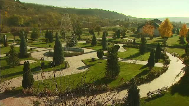 Si-a modernizat satul si a facut scoli doar din banii primariei. “Degeaba faci drumuri, daca merg pe ele oameni needucati”