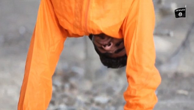 Imagini inspaimantatoare, publicate de ISIS. Cum a fost executat un "tradator" care atarna cu capul in jos de un copac. VIDEO