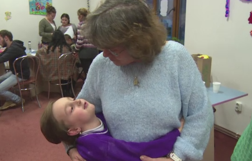 Ii ajuta la teme si le ofera afectiune, pentru a nu se simti singuri. Lectia de viata data de "bunicii de imprumut"