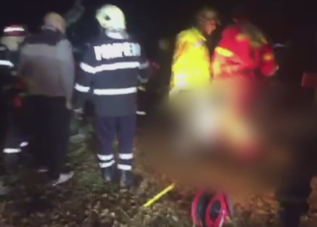 O plimbare cu masina le-a curmat vietile a doi tineri din Suceava. Autoturismul s-a oprit intr-un pom si s-a rasturnat