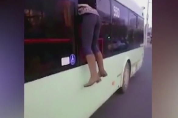 Reactia incredibila a unei femei care a fost prinsa fara bilet in autobuz: a sarit pe geam. Ce a facut controlorul