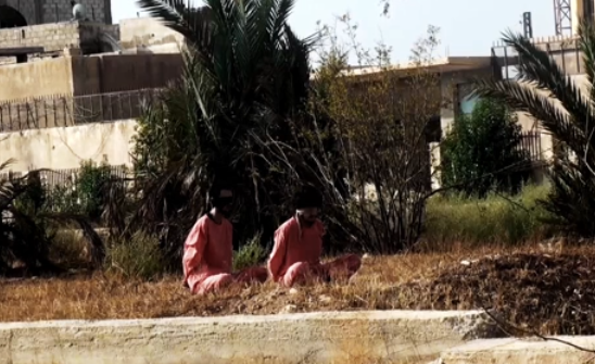 Teroristii ISIS au aruncat in aer doi prizonieri cu o bomba detonata de pe smartphone. Atentie, imagini cu impact emotional