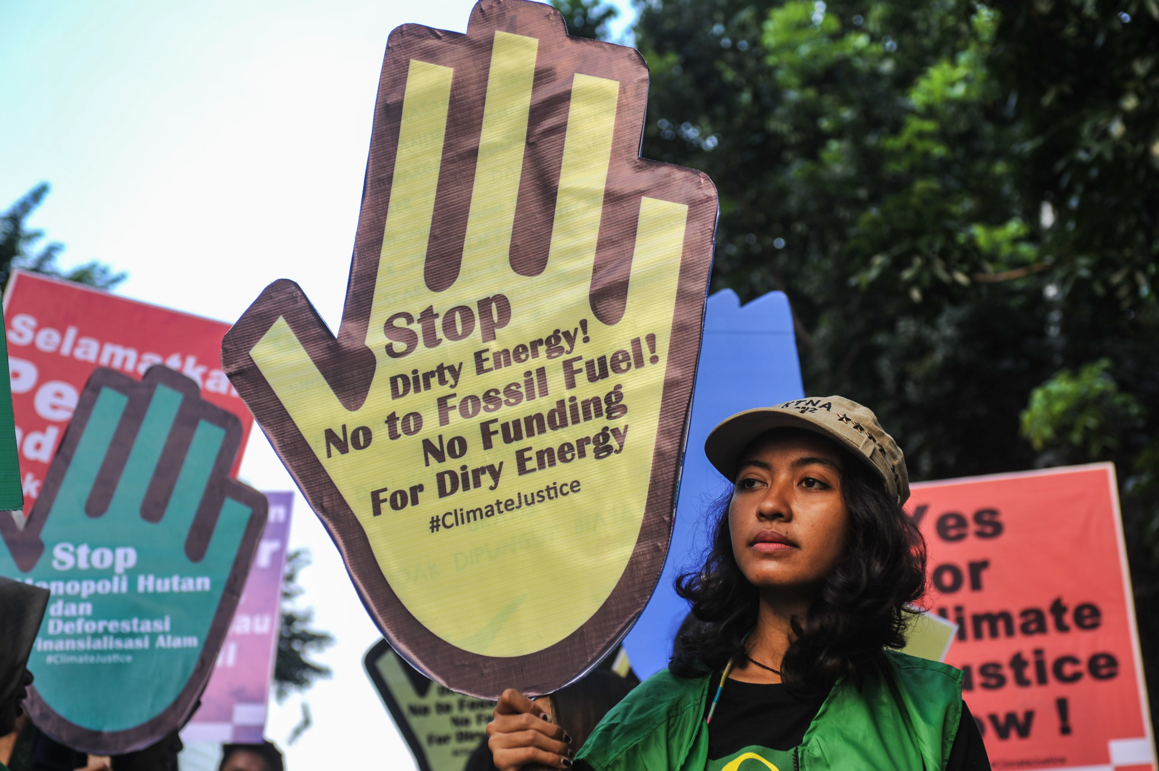 Acord "ISTORIC" la conferinta pe tema modificarilor climatice de la Paris. Anuntul a fost primit cu ovatii si imbratisari
