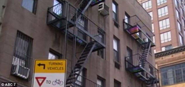 Mergea linistita pe strada cand o alta femeie a cazut peste ea. Ce a urmat. FOTO