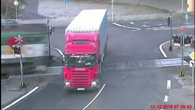 Un tren de pasageri a rupt in doua un camion, pe calea ferata. Momentul a fost surprins de camere